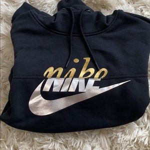nike cropped hoodie